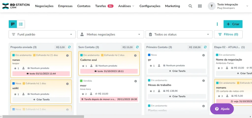 Interface do RD Station CRM mostrando o pipeline de vendas com diferentes estágios e negociações em andamento, além de tarefas e valores associados.