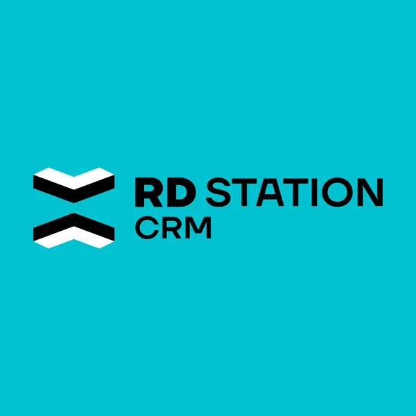 Logotipo do RD Station CRM com fundo azul claro e ícone em forma de "X" estilizado em branco e preto ao lado do nome.